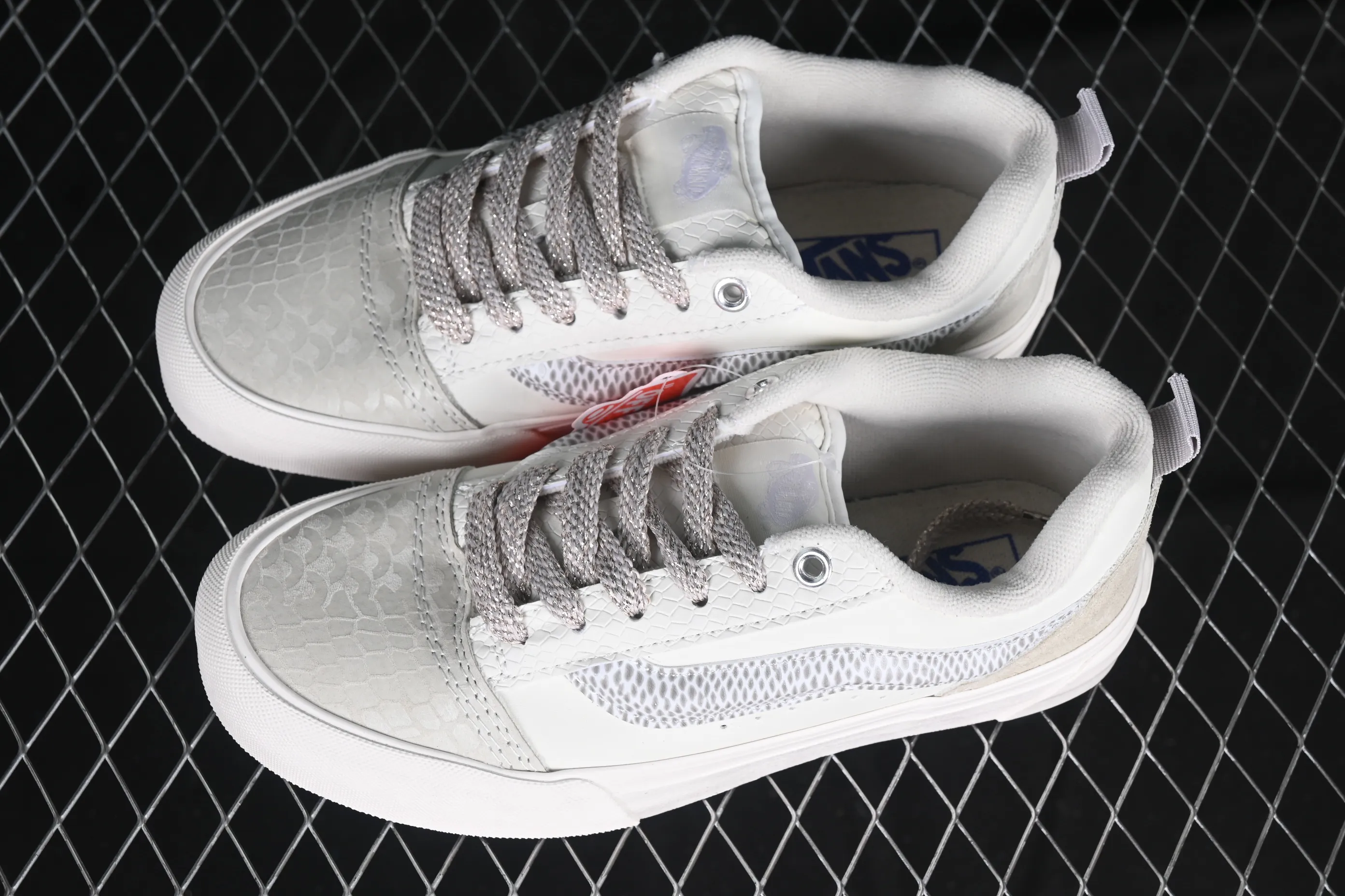 All categories Vans Vans series Vans Low Vans low-top Vans Classics Knu Skool Vr3 Vans official Year of the Snake limited bread shoes VN0009QCSNK